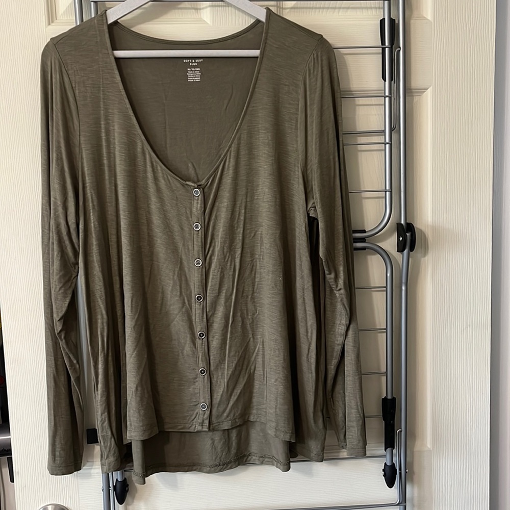 American eagle button down knit long sleeved green top